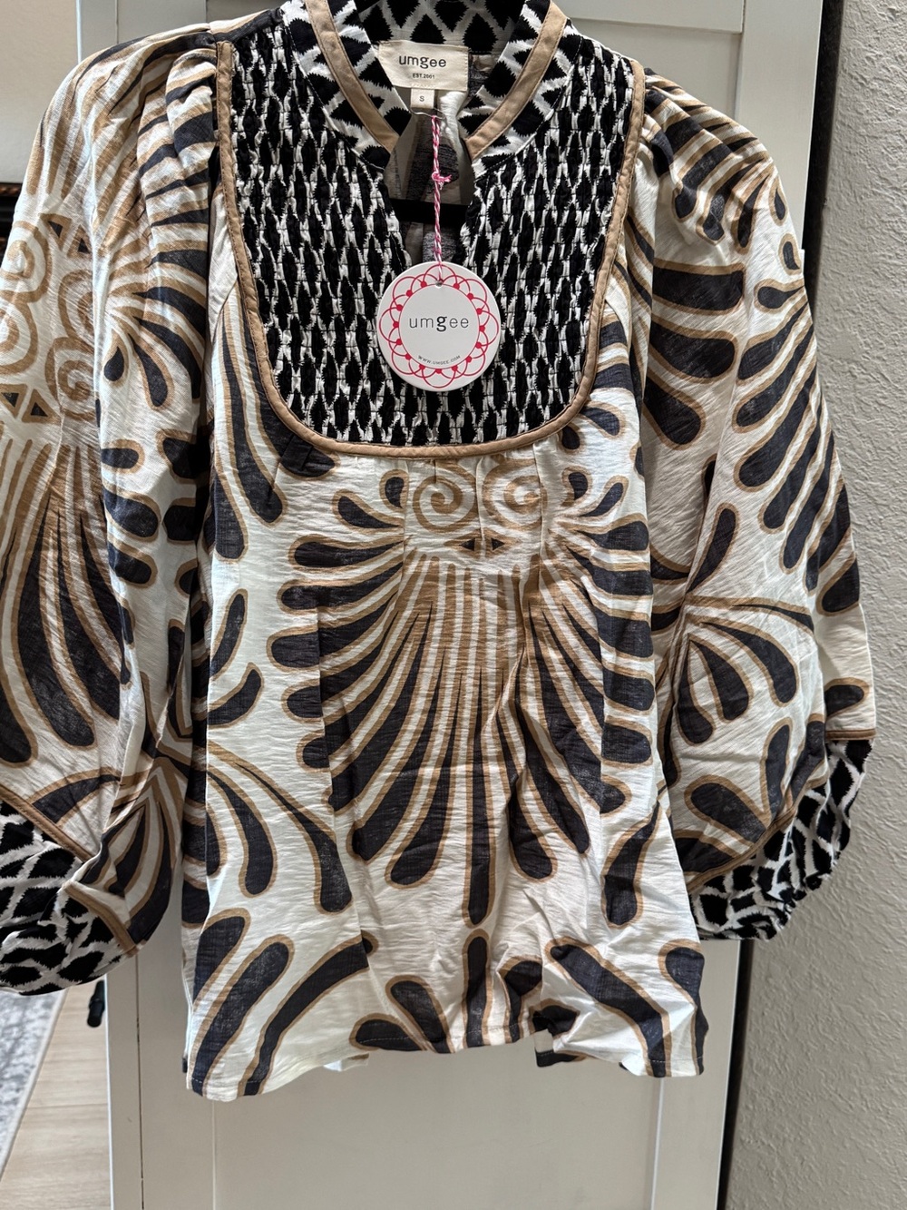 Umgee Black and Tan Abstract Puff Sleeve Blouse